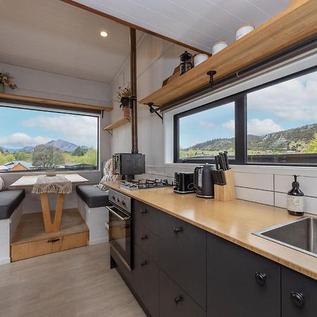 Tiny House With Mountain Views, Indoor And Outdoor Fire, Private Courtyard Garden Wanaka Exterior foto