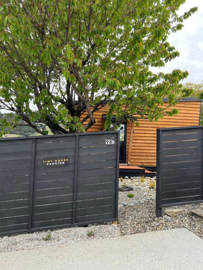 Tiny House With Mountain Views, Indoor And Outdoor Fire, Private Courtyard Garden Wanaka Exterior foto