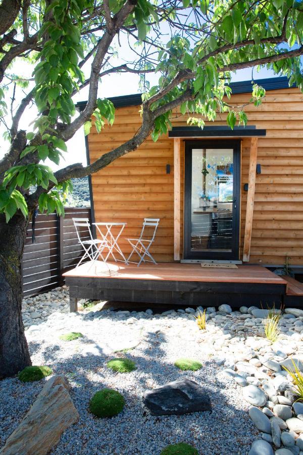 Tiny House With Mountain Views, Indoor And Outdoor Fire, Private Courtyard Garden Wanaka Exterior foto