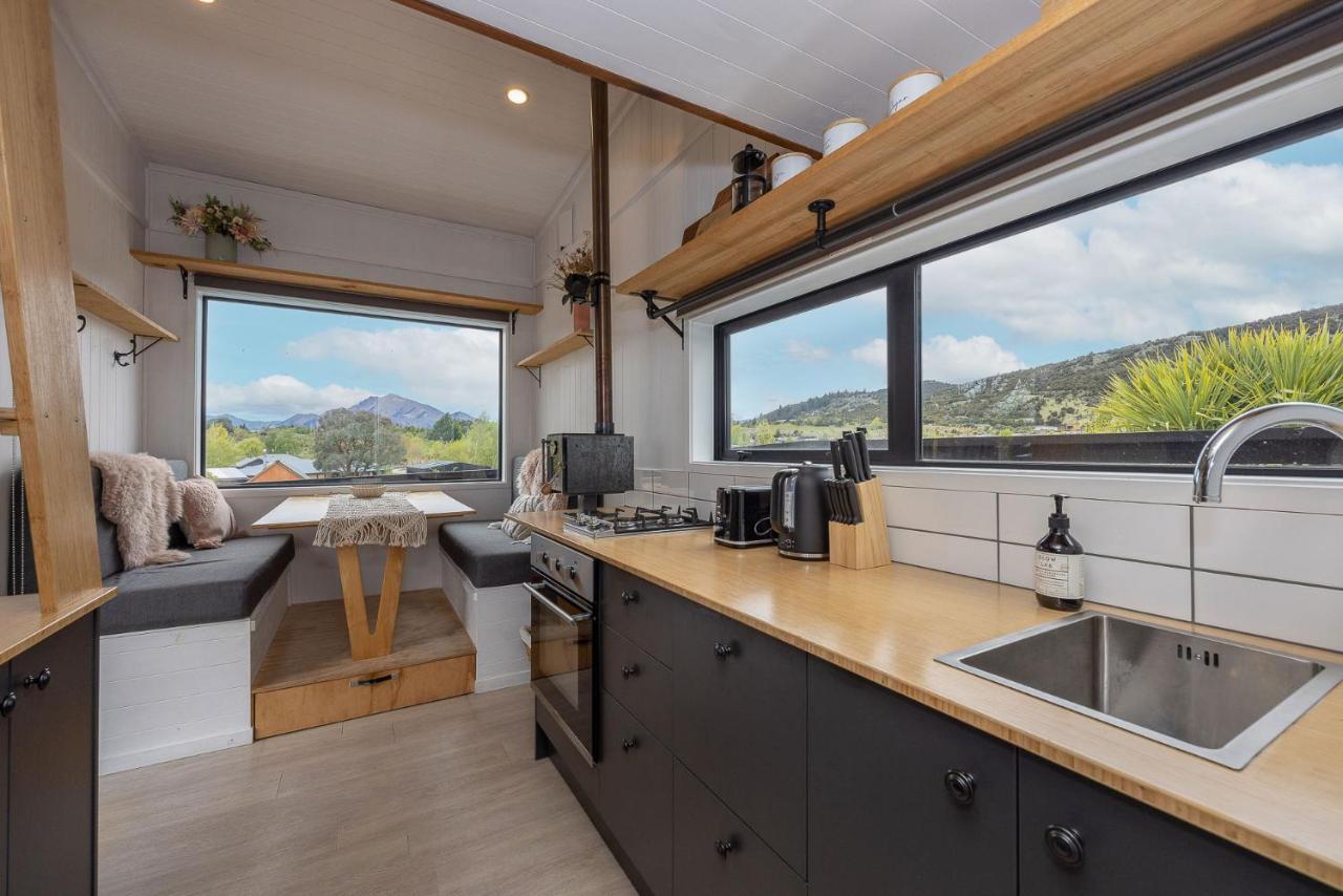 Tiny House With Mountain Views, Indoor And Outdoor Fire, Private Courtyard Garden Wanaka Exterior foto