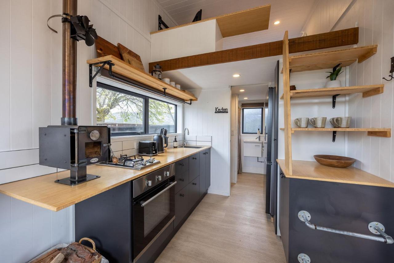 Tiny House With Mountain Views, Indoor And Outdoor Fire, Private Courtyard Garden Wanaka Exterior foto