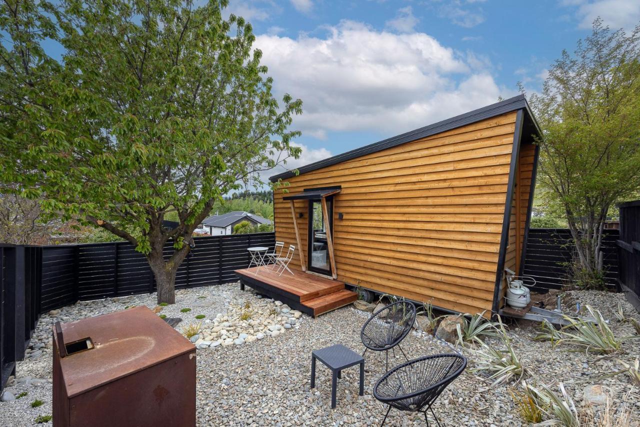 Tiny House With Mountain Views, Indoor And Outdoor Fire, Private Courtyard Garden Wanaka Exterior foto