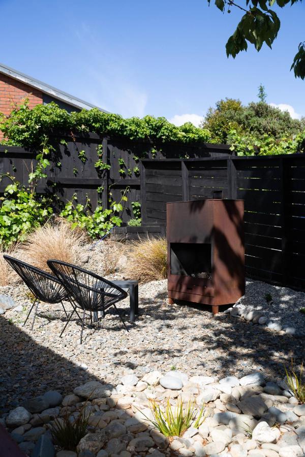 Tiny House With Mountain Views, Indoor And Outdoor Fire, Private Courtyard Garden Wanaka Exterior foto